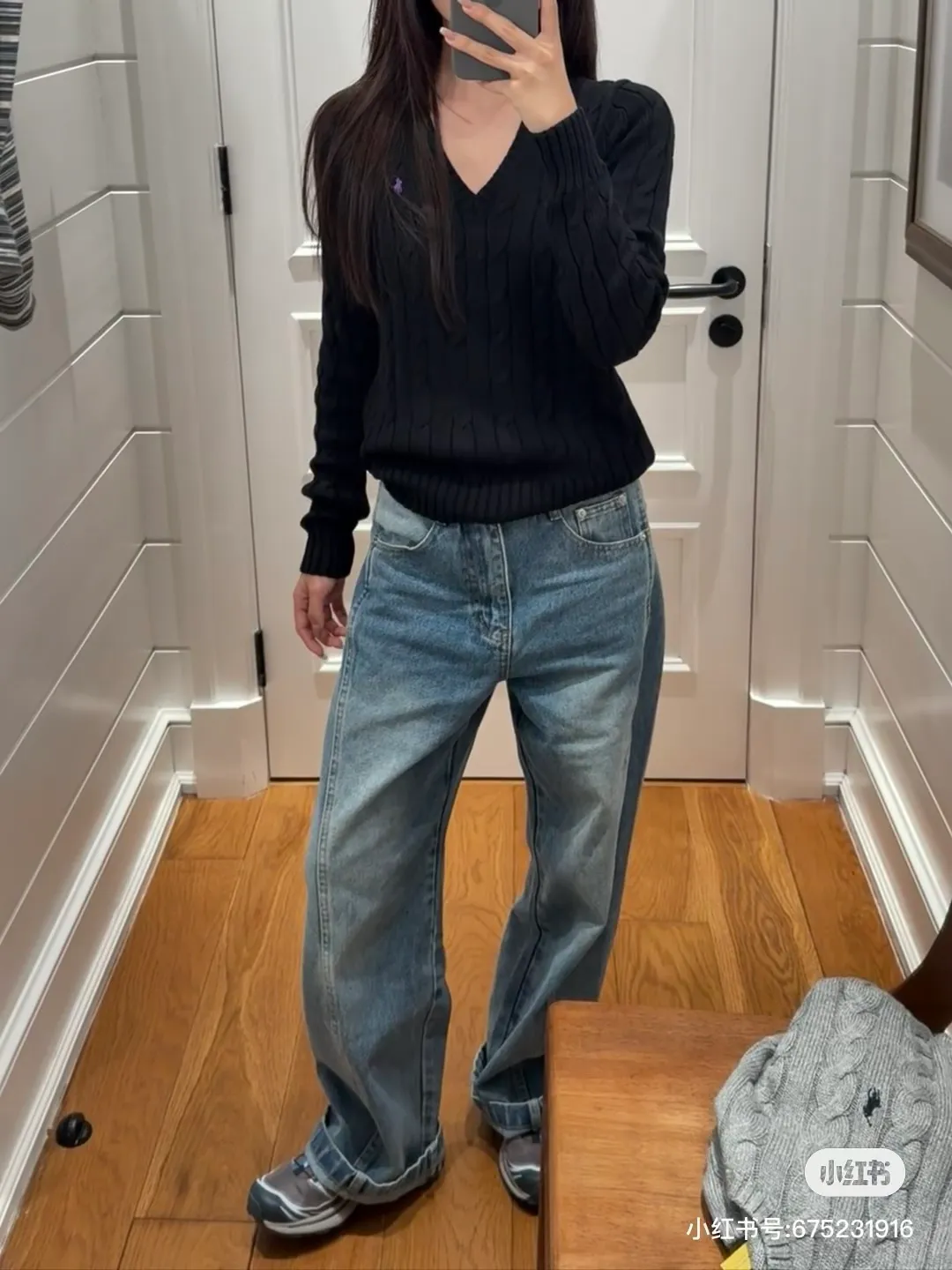 🅿️220 Style number: L04 (black) Ralph Lauren RL classic war horse logo embroidered cable pattern twist button V-neck knitted sweater on the chest, same style for men and women, 9 colors Color: beige, navy, black, chick yellow, sky blue, khaki, red, gray, purple Size: XSSML M Shoulder Width 36 Clothes Length 58 Bust 44 L Shoulder Width 37 Clothes Length 60 Bust 46 Soft and glutinous🧶🫶The style is a very classic cable sweater American retro college style Perfect hand comfort. It is a must-have item for spring, autumn and winter wardrobes. It looks great when worn alone or layered as an inner wear. High-density LOGO embroidery on the chest, and original customization of tag accessories. Made of pure cotton yarn 🧶 blended with wool, pure cotton is skin-friendly and comfortable, small label war horse embroidered twist turtleneck sweater 🐎 high quality. Follow the blogger to learn how to wear it! Let’s get a Ralph Lauren cable sweater. It’s a super hard-to-find series after it became popular. It’s hard to find one on the official website. It’s simple and practical to wear, with a lazy and loose feel. The thickened fabric has a more texture, soft and delicate feel, and a loose fit. Whether worn alone or layered, you can wear different styles of fashion with just one piece. ⚠️Contains wool products🦙 Pay attention to the washing method to avoid shrinkage